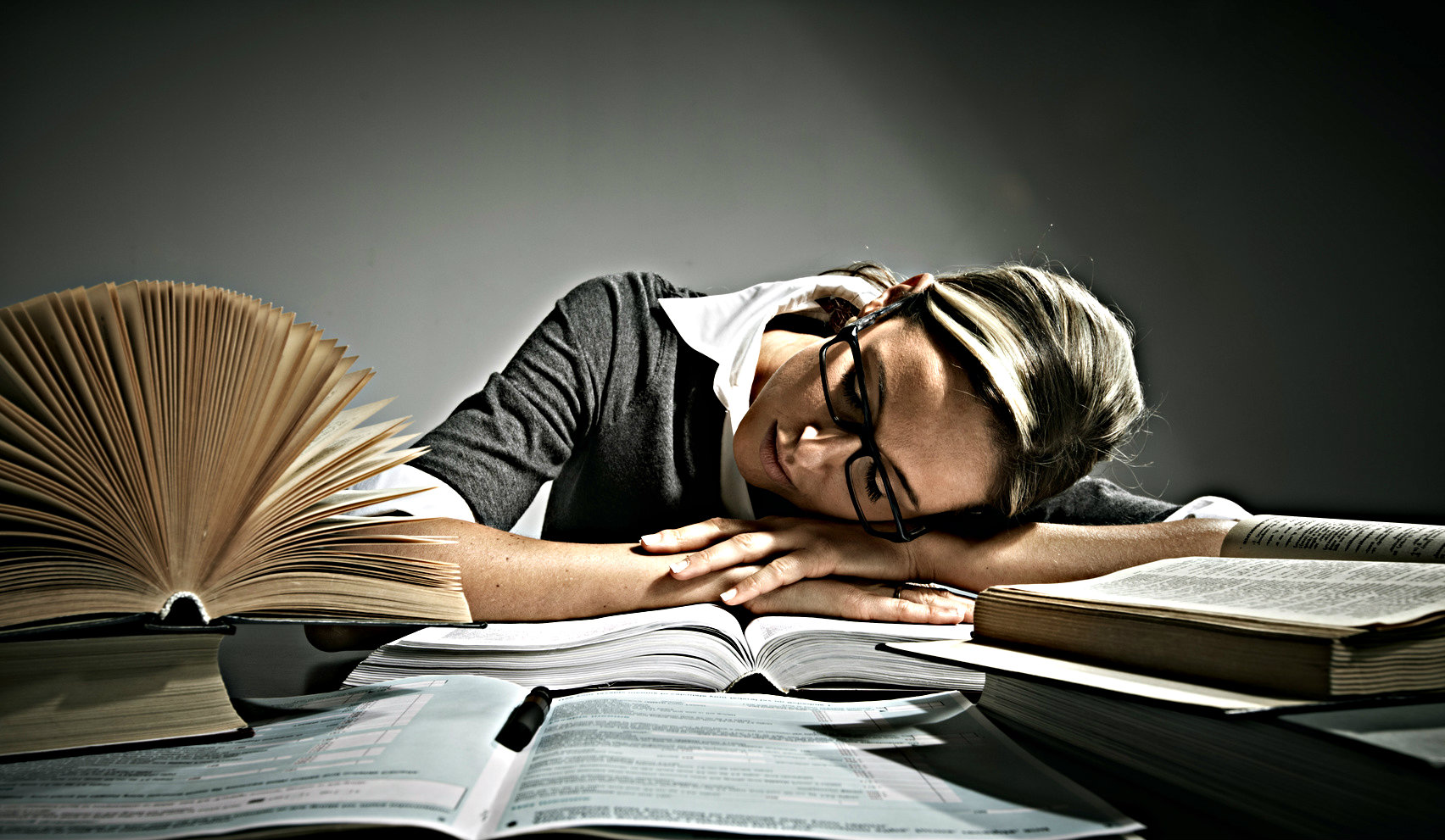 Литературное размышление. Человек над книгой. Спящий человек с книгой. Уставший учитель. Человек склонился над книгой.